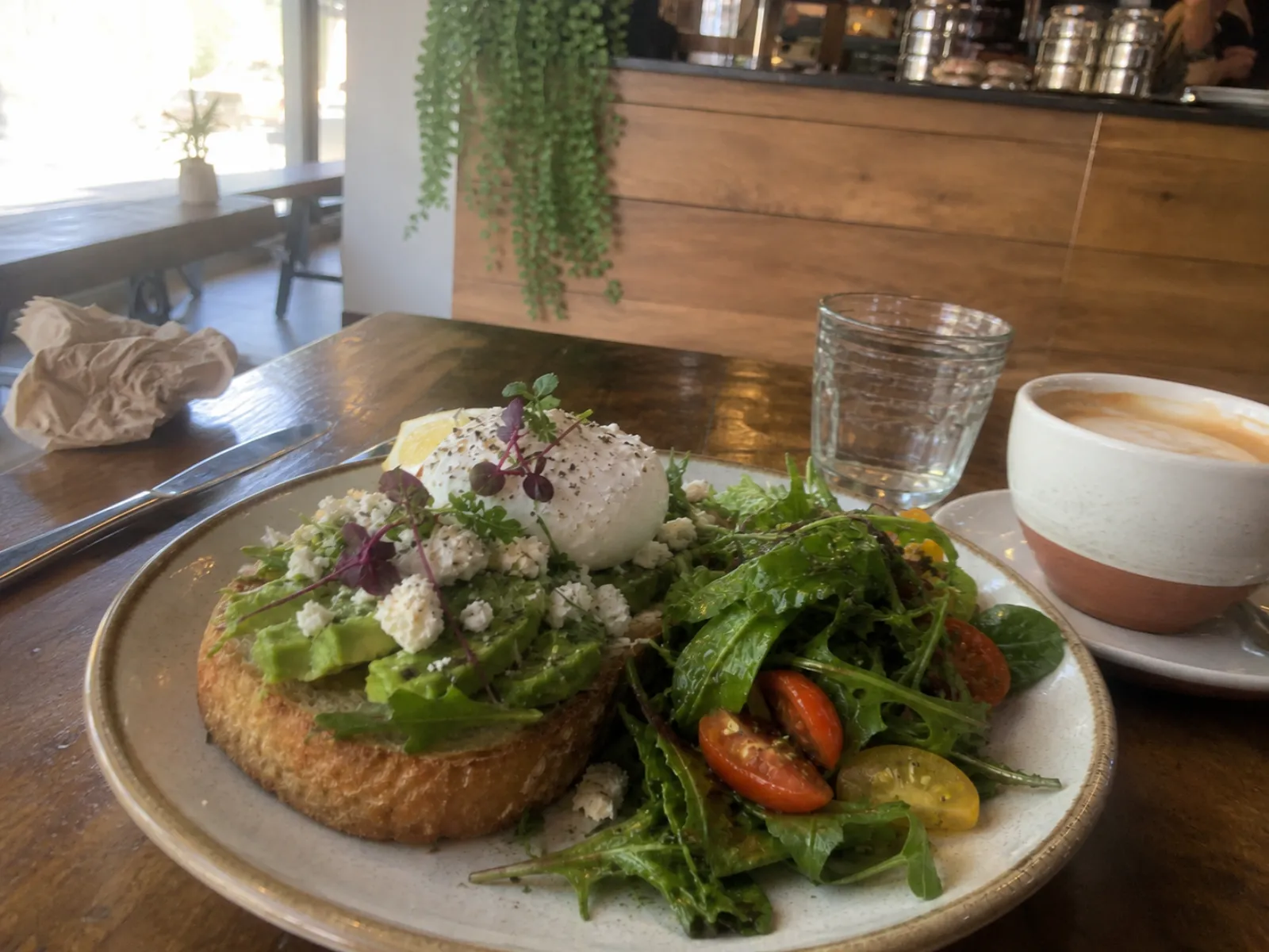 Foto original: tostada de aguacate y café en una cafetería.